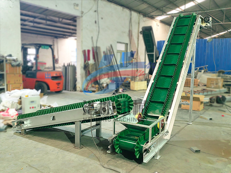 两台裙边皮带输送机水平+爬坡组合使用